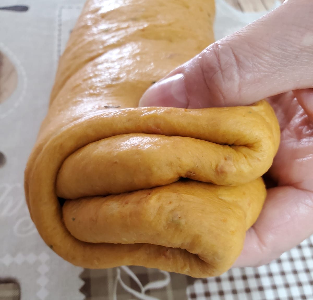 חלת קרנץ עגבניות חלת קרנץ עגבניות