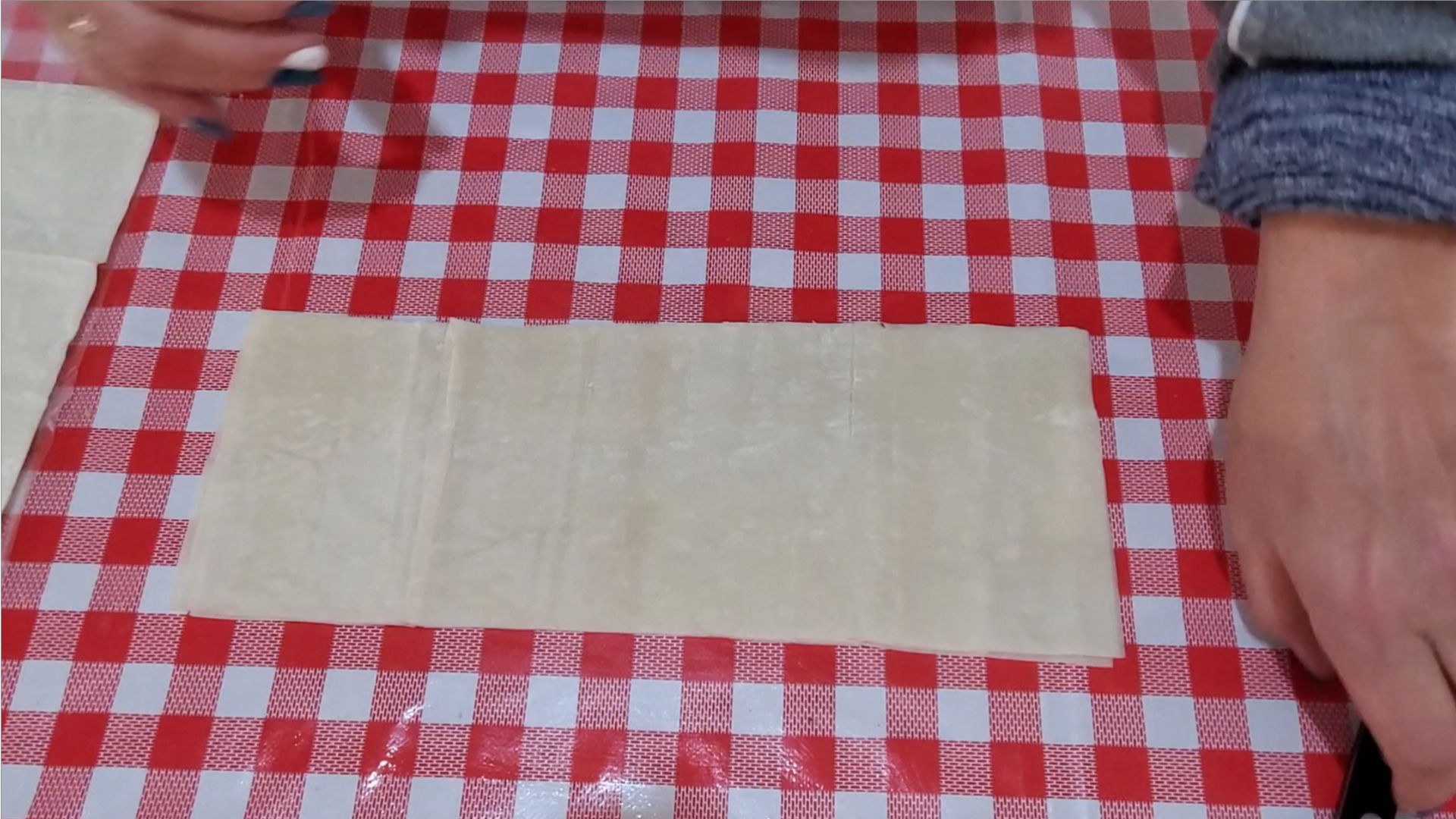 חיתוך בצק פילו חיתוך בצק פילו